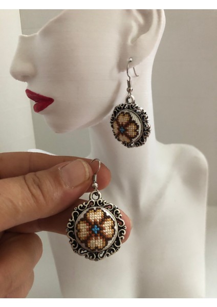 Kanaviçe Işlemeli Küpe