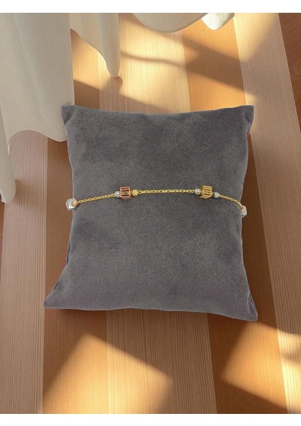 Altın Kaplama 925 Ayar Gümüş Küp Figürlü Bileklik – Modern ve Zarif Tasarım