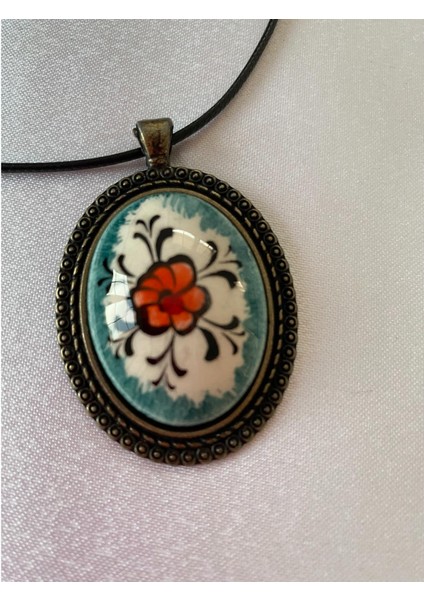 Iznik Çini Çiçek Figürlü Deri Ipli Kolye Model 2 indirimleri