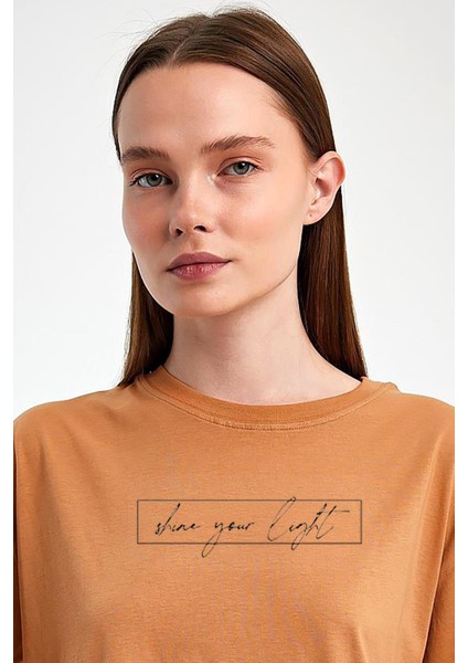 "shine Your Light" Baskılı %100 Penye Süprem Kadın Oversize T-Shirt fiyatları