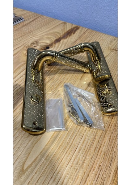 Doğanlar Marka Wc Kapı Kolu Takımı – Altın Renk, Motifli, Kilitli