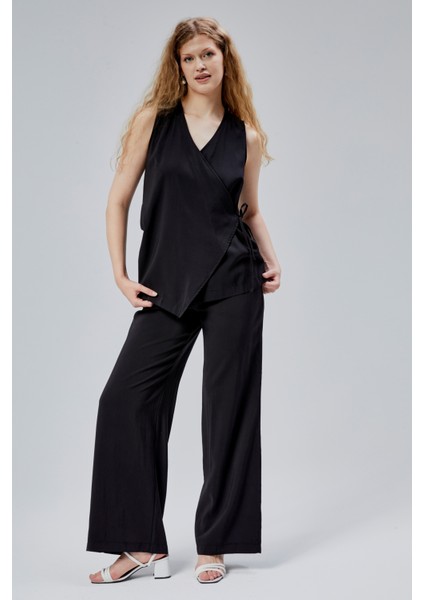 Siyah V Yaka Yandan Bağlama Detaylı Yelek-Pantolon Takım