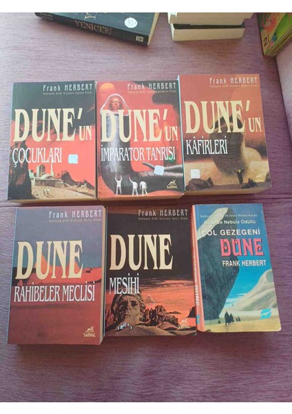 Dune Serisi Tam Takim 6 Kitap Dune Serisinden 6 Romanlık Set. Dune Mesihi, Çocukları . Tam Takim Sadece 1 Nolu Cilt Kenarinda Kucuk Deforme Var Onun Dışında Kondisyon Çok Iyi Durumda