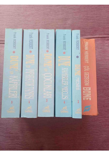 Dune Serisi Tam Takim 6 Kitap Dune Serisinden 6 Romanlık Set. Dune Mesihi, Çocukları . Tam Takim Sadece 1 Nolu Cilt Kenarinda Kucuk Deforme Var Onun Dışında Kondisyon Çok Iyi Durumda fiyatları