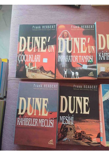 Dune Serisi Tam Takim 6 Kitap Dune Serisinden 6 Romanlık Set. Dune Mesihi, Çocukları . Tam Takim Sadece 1 Nolu Cilt Kenarinda Kucuk Deforme Var Onun Dışında Kondisyon Çok Iyi Durumda modelleri