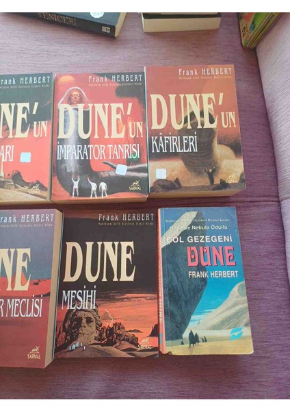 Dune Serisi Tam Takim 6 Kitap Dune Serisinden 6 Romanlık Set. Dune Mesihi, Çocukları . Tam Takim Sadece 1 Nolu Cilt Kenarinda Kucuk Deforme Var Onun Dışında Kondisyon Çok Iyi Durumda fırsatları