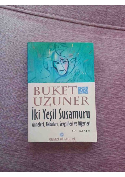 Buket Uzuner'in "iki Yeşil Susamuru" Adlı Romanı, Remzi Kitabevi Tarafından Yayımlanmış 39. Basım. Anneler, Babalar, Sevgililer ve Diğerlerini Konu Alır. 2001 Basim 277 Sayfa Cok Temiz Kondisyonda