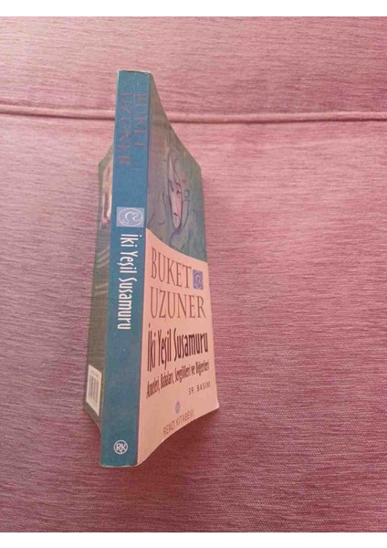 Buket Uzuner'in "iki Yeşil Susamuru" Adlı Romanı, Remzi Kitabevi Tarafından Yayımlanmış 39. Basım. Anneler, Babalar, Sevgililer ve Diğerlerini Konu Alır. 2001 Basim 277 Sayfa Cok Temiz Kondisyonda fiyatları