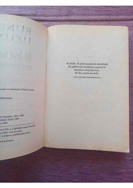 Buket Uzuner'in "iki Yeşil Susamuru" Adlı Romanı, Remzi Kitabevi Tarafından Yayımlanmış 39. Basım. Anneler, Babalar, Sevgililer ve Diğerlerini Konu Alır. 2001 Basim 277 Sayfa Cok Temiz Kondisyonda fırsatları