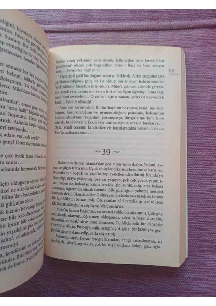 Buket Uzuner'in "iki Yeşil Susamuru" Adlı Romanı, Remzi Kitabevi Tarafından Yayımlanmış 39. Basım. Anneler, Babalar, Sevgililer ve Diğerlerini Konu Alır. 2001 Basim 277 Sayfa Cok Temiz Kondisyonda indirimleri