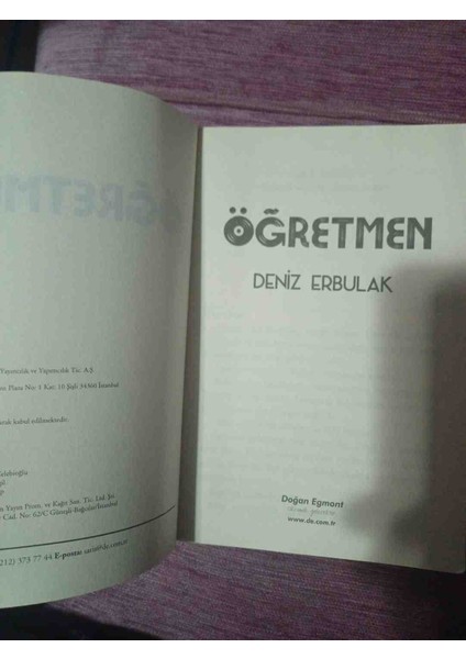 Deniz Erbulak'ın Yazdığı "öğretmen" Romanı, Kapağında Gözlüklü Bir Adamın Çizimi Bulunuyor. Öğretmen Deniz Erbulak 2018 Basim 1,baski 222 Sayfa Cok Temiz Kondisyonda modelleri