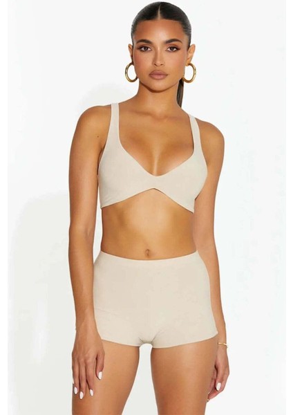 Yüksek Bel ve Esnek Kemerli Temel Kısa Şort - Rahat ve Şık Seçenek