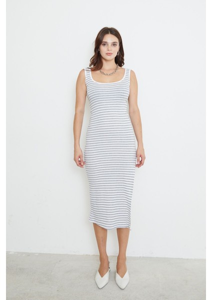 Kadın Yırtmaç Detaylı Esnek Pamuklu Kumaş U Yaka Kalın Askılı Çizgili Desen Midi Basic Elbise Gri
