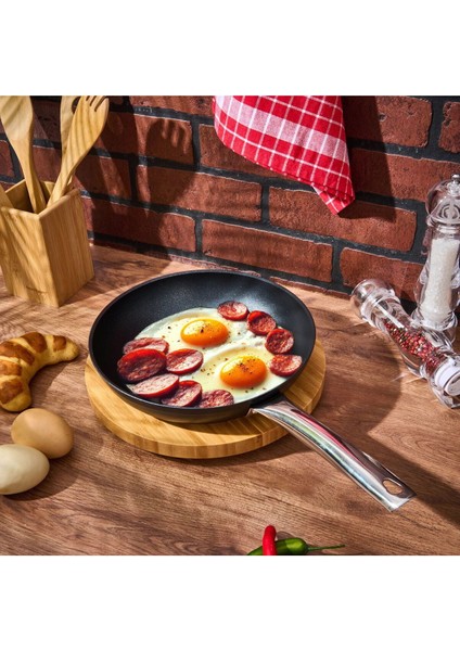 Siyah Metalik Tava 24 Cm, Dayanıklı ve Şık Mutfak Gereçi