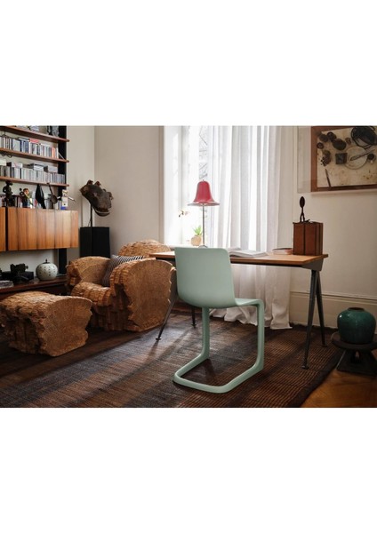 Evo-C Klasik Sandalye, Modern Yorum, Mat Yüzey, Ergonomik Tasarım, Geri Dönüştürülmüş Malzeme fırsatları