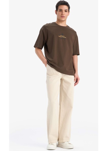 %100 Pamuk Boxy Fit Rahat Kesim Bisiklet Yaka Sırt Baskılı Kısa Kollu Tişört F1094AX25AU fiyatları