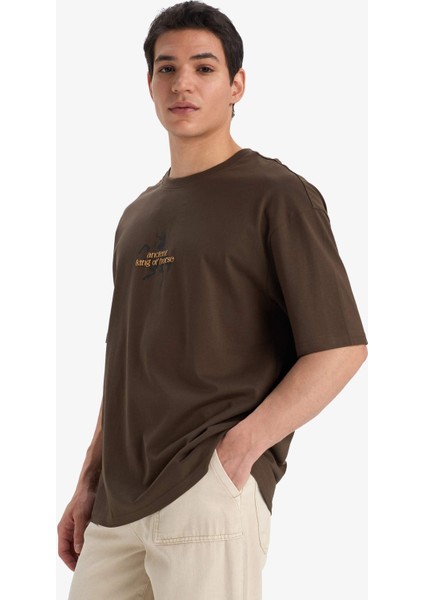 %100 Pamuk Boxy Fit Rahat Kesim Bisiklet Yaka Sırt Baskılı Kısa Kollu Tişört F1094AX25AU indirimleri