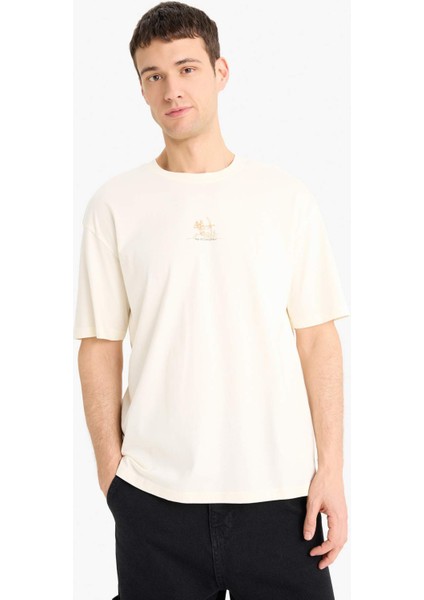 %100 Pamuk Boxy Fit Rahat Kesim Bisiklet Yaka Sırt Baskılı Kısa Kollu Tişört F1093AX25AU indirimleri