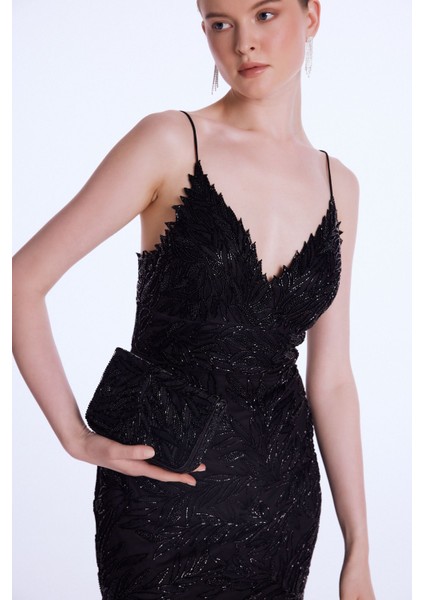 Night Zoom V Yaka İşlemeli Mini Elbise fırsatları