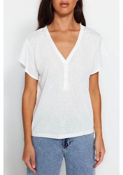 Beyaz V Yaka Keten Görünümlü Düğmeli Fırfırlı Regular Kalıp Örme T-Shirt fırsatları