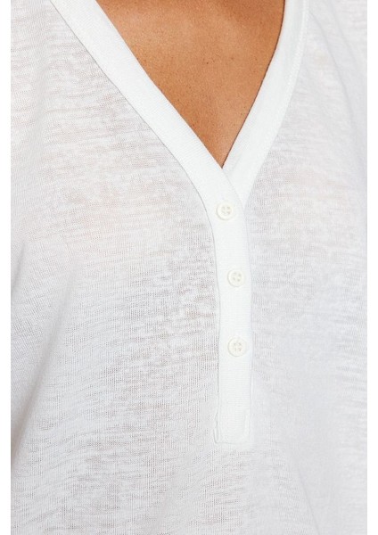 Beyaz V Yaka Keten Görünümlü Düğmeli Fırfırlı Regular Kalıp Örme T-Shirt indirimleri