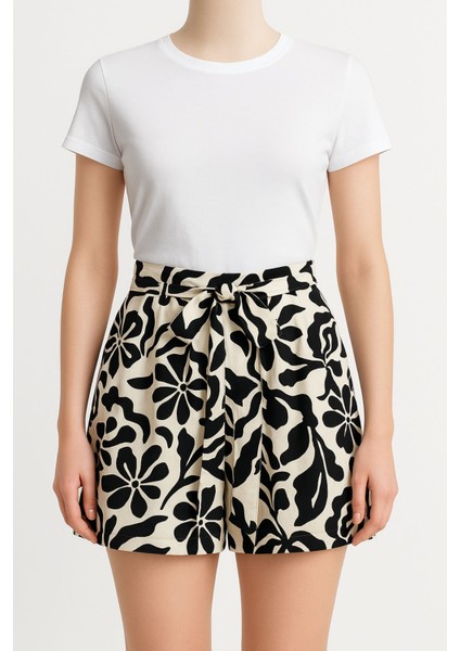 Kadın Kuşaklı Siyah Beyaz Çiçek Desenli Mini Etek – Yazlık Rahat & Şık Günlük Kombin Parçası