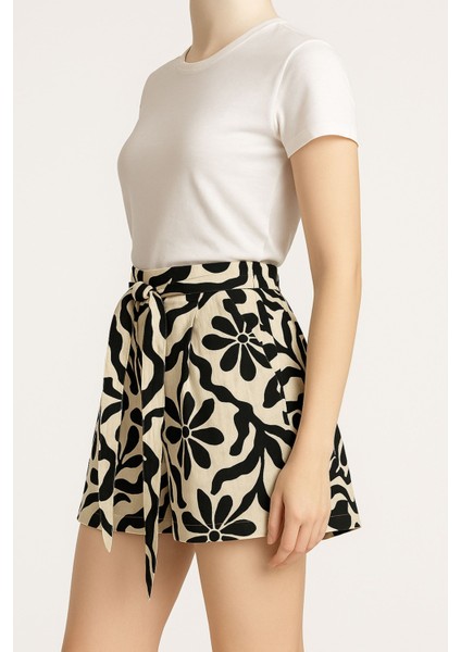 Kadın Kuşaklı Siyah Beyaz Çiçek Desenli Mini Etek – Yazlık Rahat & Şık Günlük Kombin Parçası fırsatları