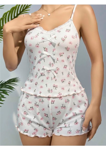 - Pamuklu Beyaz Üstüne Çiçek Desen Fitilli Askılı Şortlu Pijama Takımı