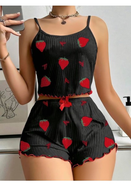 - Pamuklu Siyah Üstüne Çilek Desen Fitilli Askılı Şortlu Pijama Takımı