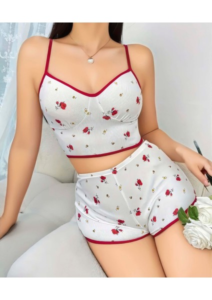 - Pamuklu Beyaz Üstüne Kırmızı Gül Desen Fitilli Askılı Şortlu Pijama Takımı