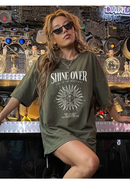 Shine Over Parlak Ay Işığı Baskılı Oversize T-Shirt fırsatları