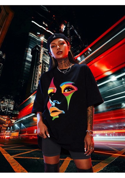 Büyük Beden Renkli Yüz Figür Baskılı Siyah Oversize T-Shirt fırsatları