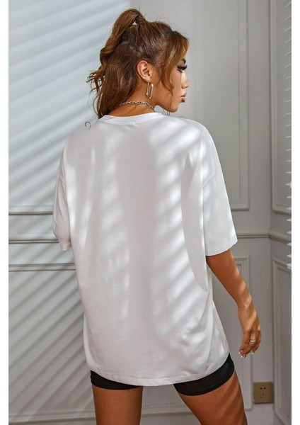 Kadın Beyaz Yüz Baskı Detaylı Oversize T-Shirt modelleri