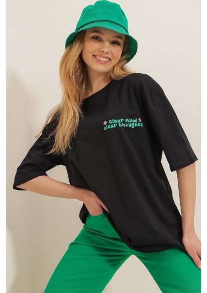 Kadın Bisiklet Yaka Önü ve Arkası Flok Baskılı Oversize T-Shirt fırsatları