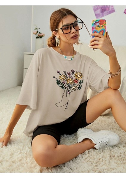 Büyük Beden El Çiçek Buketi Baskılı Oversize Bisiklet Yaka T-Shirt