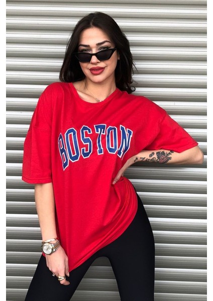 Boston Baskılı Kırmızı Oversize Kadın T-Shirt fiyatları