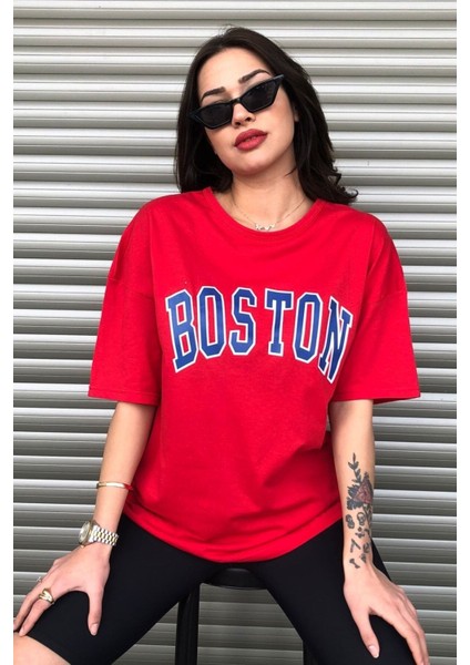 Boston Baskılı Kırmızı Oversize Kadın T-Shirt modelleri