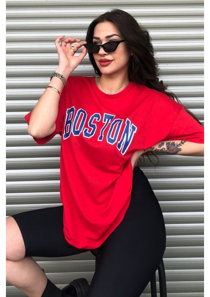 Boston Baskılı Kırmızı Oversize Kadın T-Shirt fırsatları