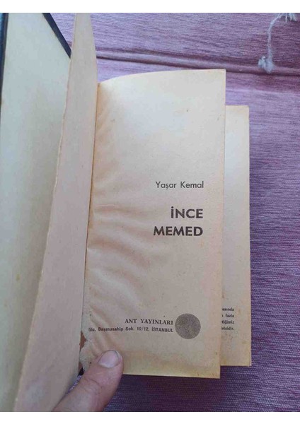 Yaşar Kemal'in "ince Memed" Adlı Romanı Ant Yayınları Tarafından Yayımlanmıştır. Türk Edebiyatının Önemli Eserlerinden Biridir. 548 Sayfa Temiz Durumdadir