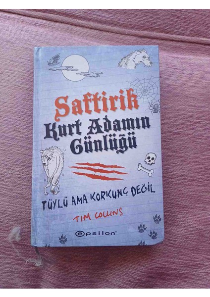 Tim Collins'in "saftirik Kurt Adamın Günlüğü" Adlı Kitabı, Kurt, Örümcek Ağı ve Ay Çizimleriyle Kapak Tasarımına Sahip. Osmanlı Türkçesi Kitabı, Kurt Adam Temasını Esprili Bir Şekilde Işliyor.