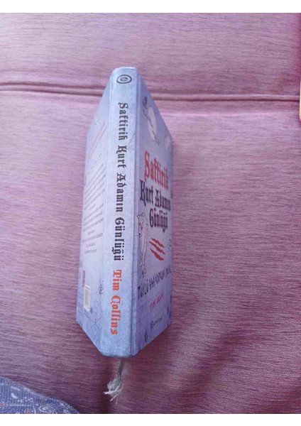 Tim Collins'in "saftirik Kurt Adamın Günlüğü" Adlı Kitabı, Kurt, Örümcek Ağı ve Ay Çizimleriyle Kapak Tasarımına Sahip. Osmanlı Türkçesi Kitabı, Kurt Adam Temasını Esprili Bir Şekilde Işliyor. fiyatları