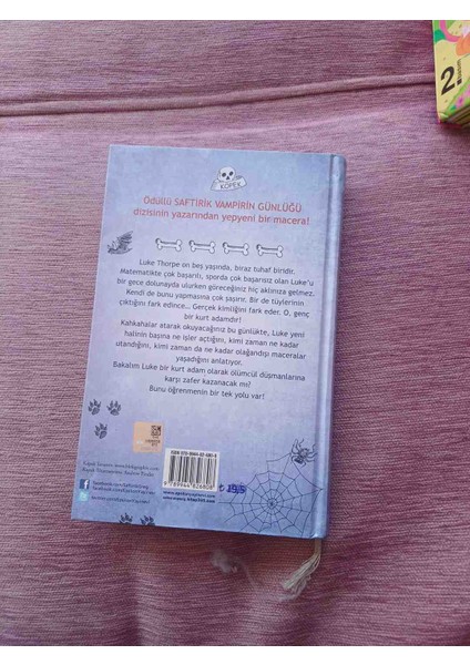 Tim Collins'in "saftirik Kurt Adamın Günlüğü" Adlı Kitabı, Kurt, Örümcek Ağı ve Ay Çizimleriyle Kapak Tasarımına Sahip. Osmanlı Türkçesi Kitabı, Kurt Adam Temasını Esprili Bir Şekilde Işliyor. modelleri