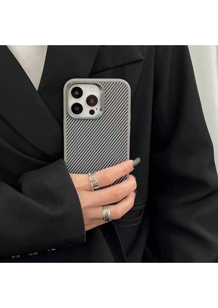 Apple iPhone 15 Pro Max Kılıf Magsafe Şarj Özellikli Karbon Fiber Görünümlü Mtsc Troy Kapak-Gümüş modelleri