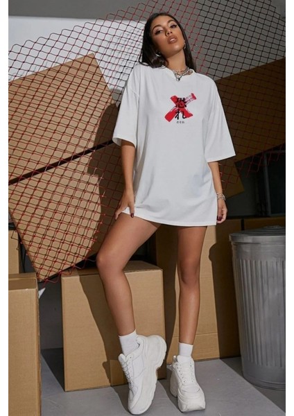 Beyaz 'osaka Dragon Japonca' Baskılı Oversize Kadın T-Shirt fırsatları