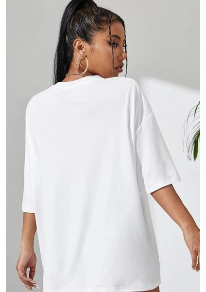 Kadın Beyaz Cool Mom Baskılı Oversize T-Shirt fiyatları