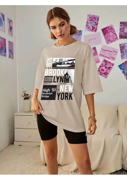 Büyük Beden 1976 Brooklyn Bridge Baskılı Bej Oversize T-Shirt modelleri