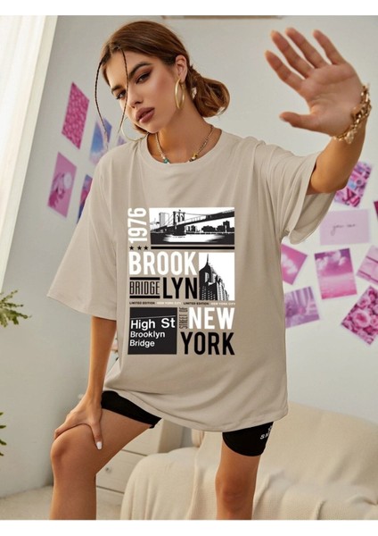 Büyük Beden 1976 Brooklyn Bridge Baskılı Bej Oversize T-Shirt fırsatları