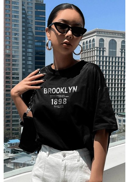 Brooklyn 1898 El Ön Arka Baskılı Oversize/rahat Kesim Bisiklet Yaka Unisex Örme T-Shirt