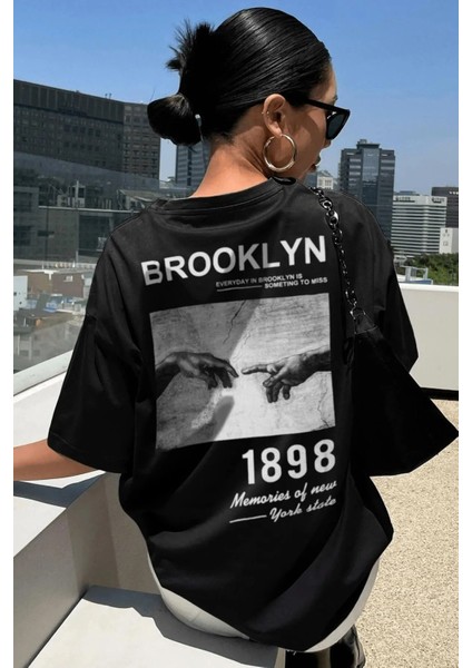 Brooklyn 1898 El Ön Arka Baskılı Oversize/rahat Kesim Bisiklet Yaka Unisex Örme T-Shirt fiyatları