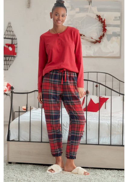 Kadın Kırmızı Uzun Kollu Pijama Takımı – Düğmeli Bisiklet Yaka, Paça Lastikli Ekose Alt